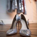 Jakie buty do srebrnej sukienki?