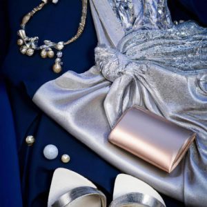 Jakie dodatki do niebieskiej sukienki na wesle?